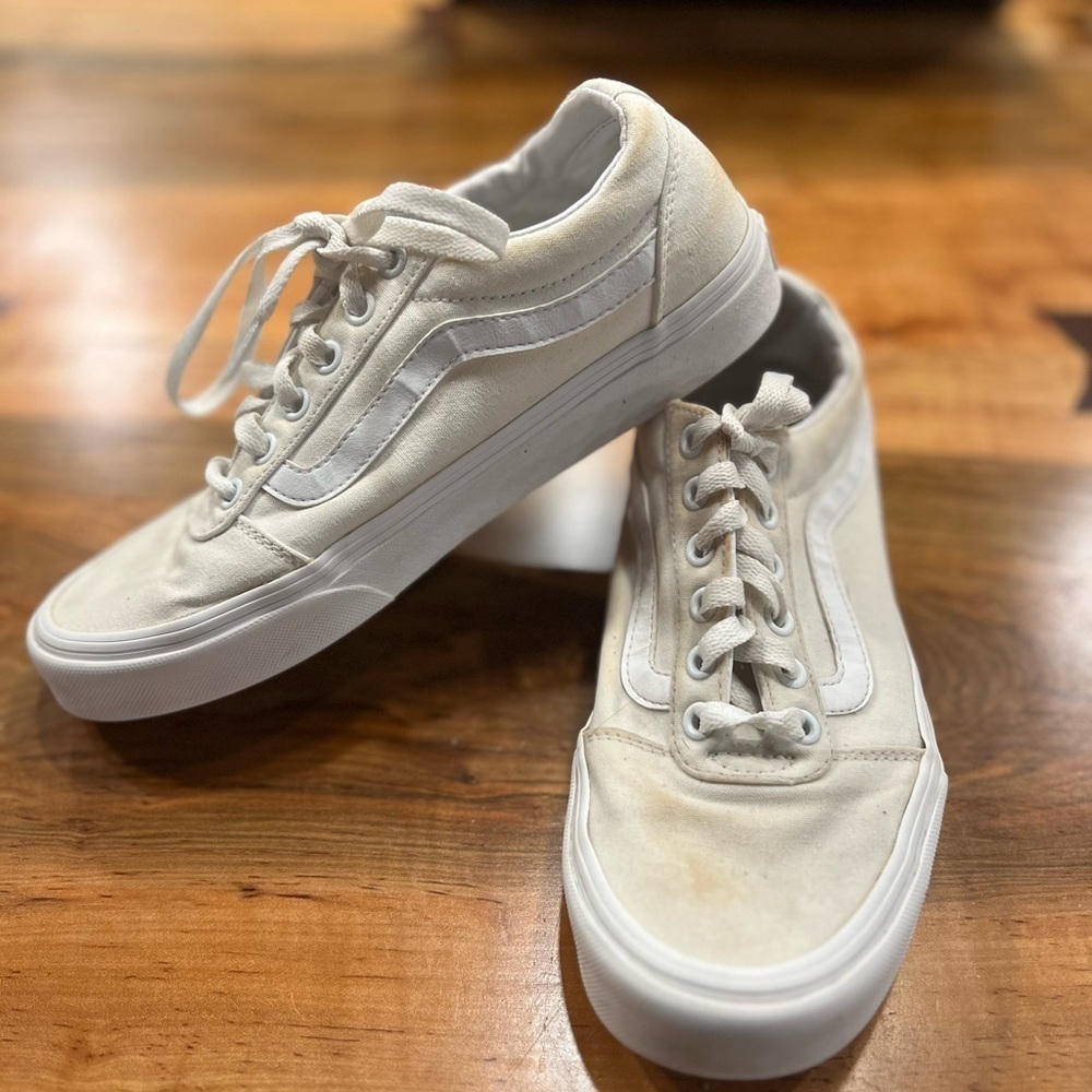 White lo-top Vans women’s size 8